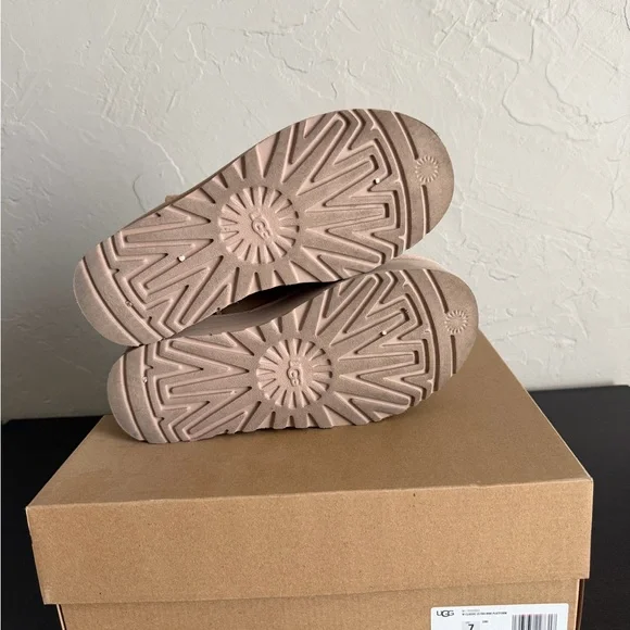 UGG Women's Classic Ultra Mini Platform - Picture 6 of 6